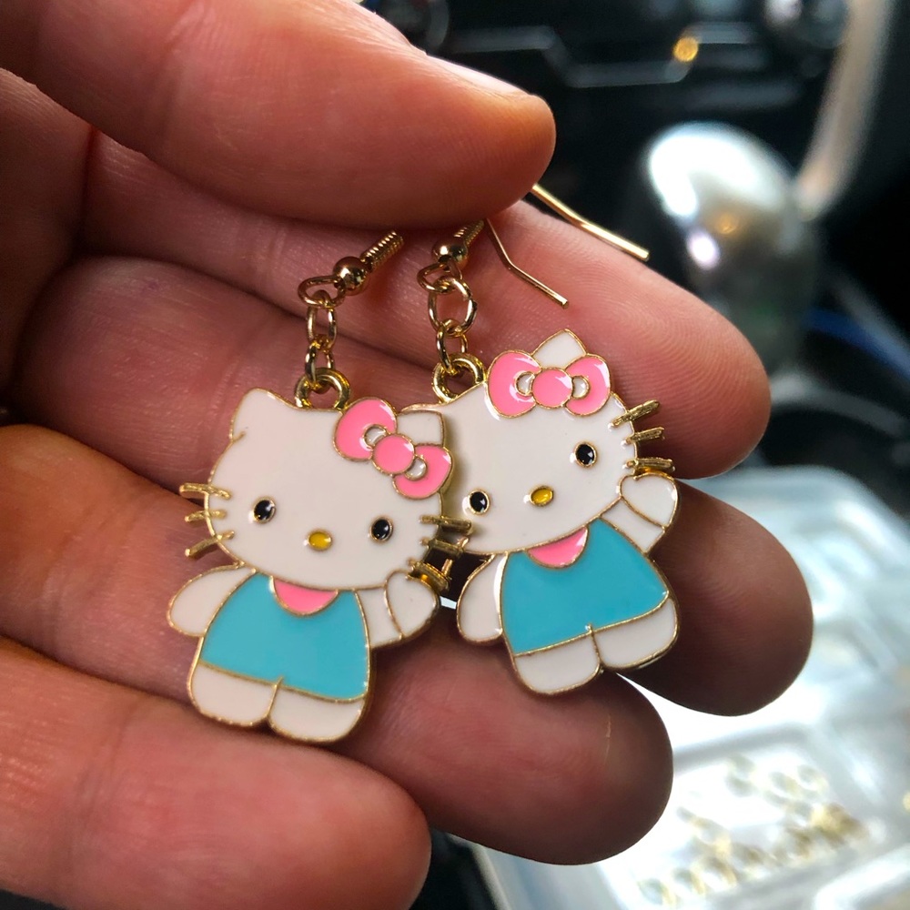 ⭐️New Hello Kitty gold tone earrings